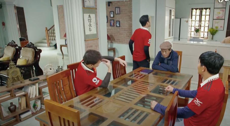 Để trả đũa, ba anh em cố tình lờ ông bố đi. Ảnh: CMH. Để trả đũa, ba anh em cố tình lờ ông bố đi. Ảnh: CMH.