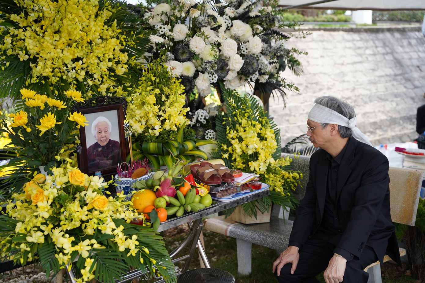 KTS. Trần Thanh Bình lặng người khi nhìn di ảnh của mẹ - Nhà giáo nhân dân Thái Thị Liên. Dù không theo đuổi âm nhạc, con trai cả chính là "thư ký" trọn đời của NGND Thái Thị Liên. Ảnh: XUÂN QUỲNH.