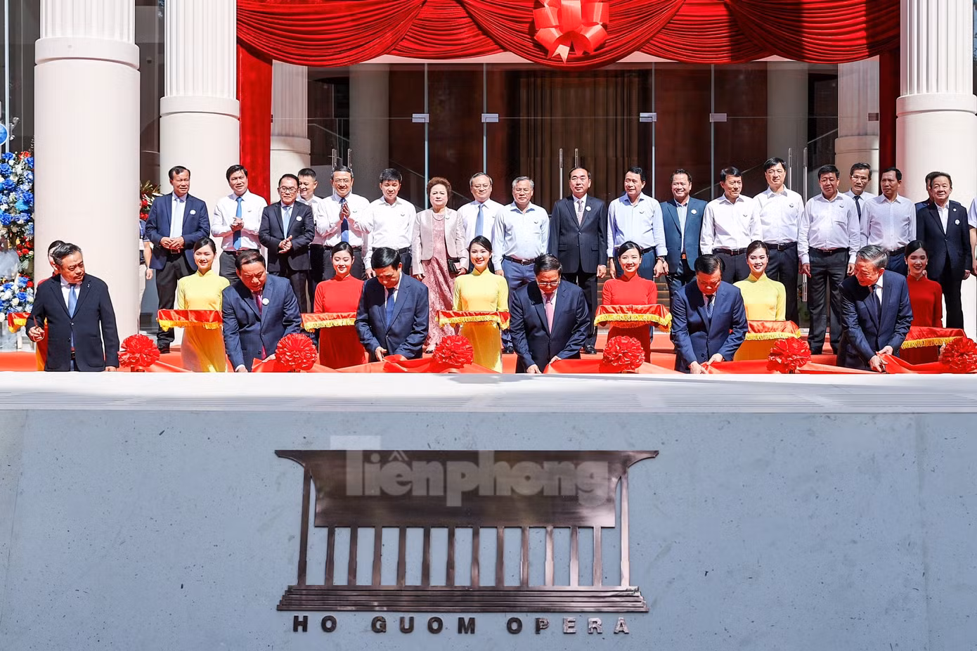 Thủ tướng Phạm Minh Chính và các đại biểu cắt băng khánh thành Nhà hát Hồ Gươm. Ảnh: Như Ý. Thủ tướng Phạm Minh Chính và các đại biểu cắt băng khánh thành Nhà hát Hồ Gươm. Ảnh: Như Ý.