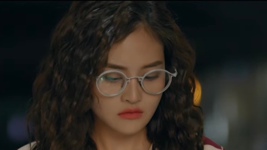 Ly (Thùy Anh) ngỡ ngàng khi biết Quy (Mạnh Trường) nói dối. Ảnh: CMH.