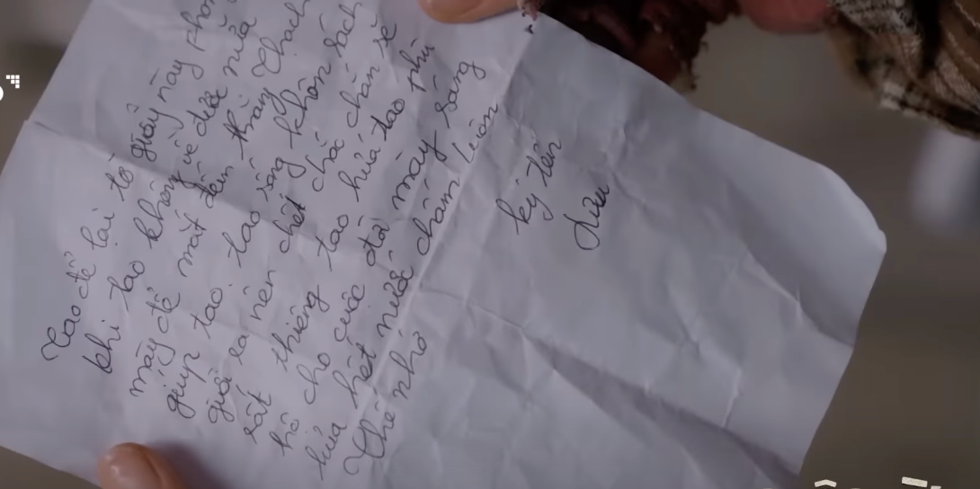 Bức thư Lưu (NSƯT Hoàng Hải) để lại cho Điền (Tô Dũng). Ảnh: CMH.