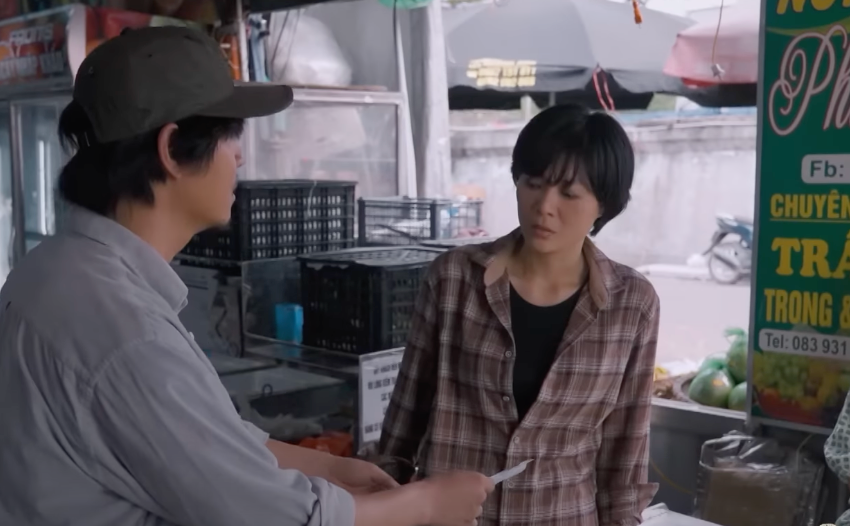 Điền (Tô Dũng) phát hiện bức thư Lưu để lại. Ảnh: CMH.