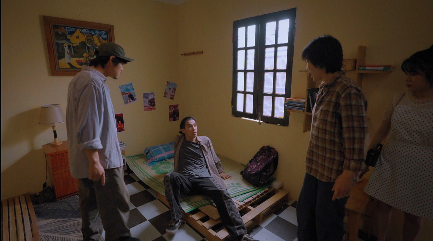 Luyến (Thanh Hương) và Điền (Tô Dũng) phát hiện Bát (Tuấn Anh) ở chỗ trọ của Thạch (Việt Hoàng). Ảnh: CMH.