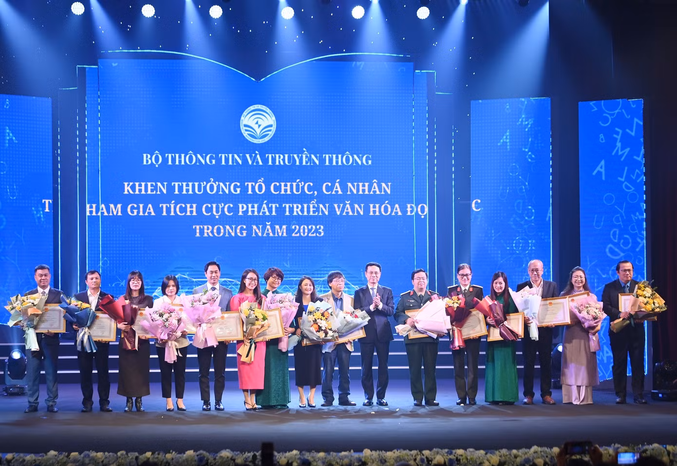 Bộ Thông tin và Truyền thông trao bằng khen cho 13 đơn vị tích cực phát triển văn hóa đọc trong năm 2023, trong đó có Báo Tiền Phong. Ảnh: Việt Linh.