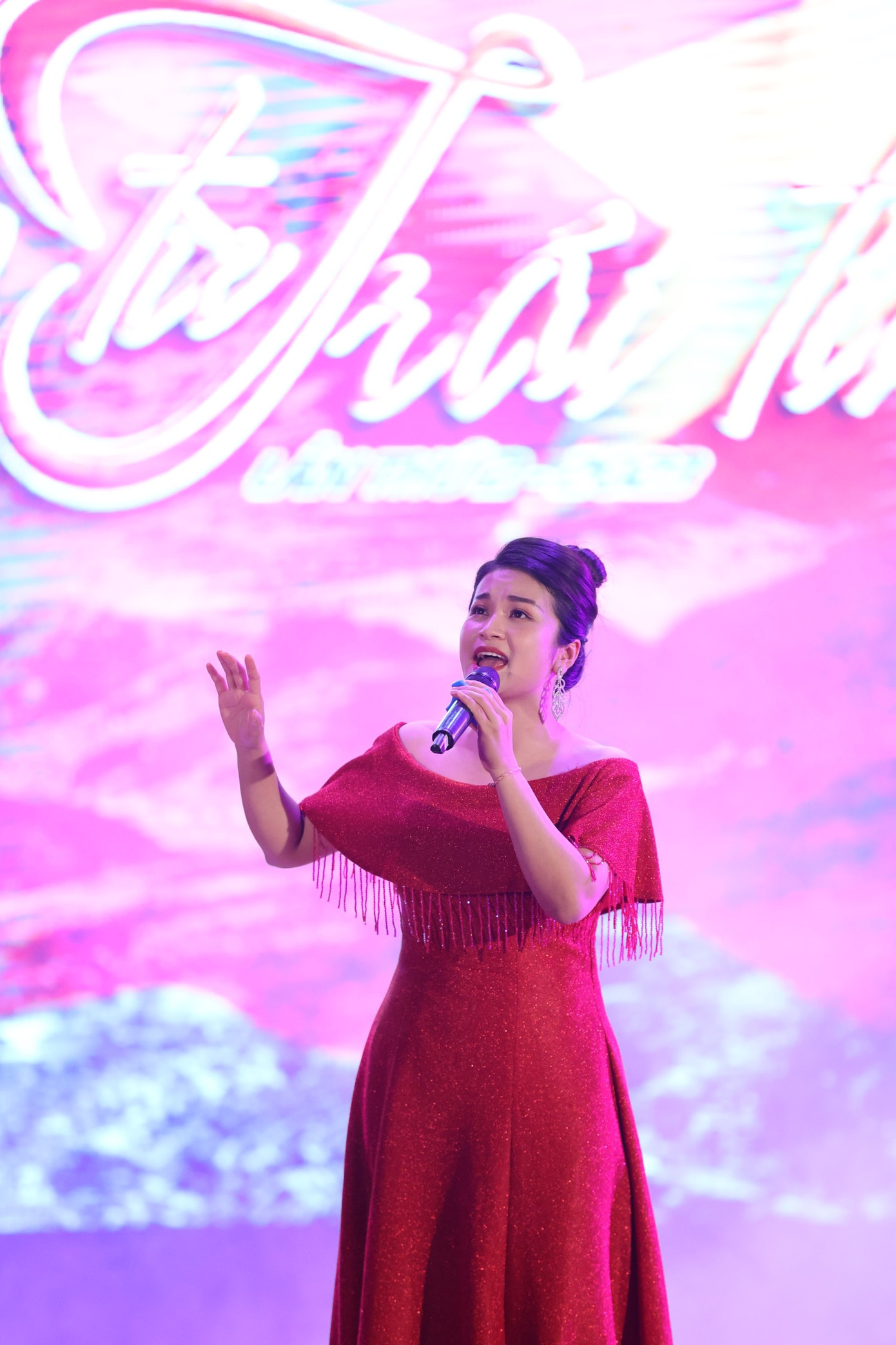 Những tiết mục văn nghệ trong Ánh lửa từ trái tim không chỉ đề cập đến những chiến công, sự hy sinh của những chàng trai, cô gái trong thời chiến mà còn là những thông điệp gửi đến thế hệ trẻ trong thời bình. Và ca khúc Tự nguyện của nhạc sĩ Trương Quốc Khánh dưới phần thể hiện của ca sĩ Đỗ Tố Hoa mang ý nghĩa như vậy. Đỗ Tố Hoa là Đại úy, giảng viên Đại học Văn hóa nghệ thuật quân đội.