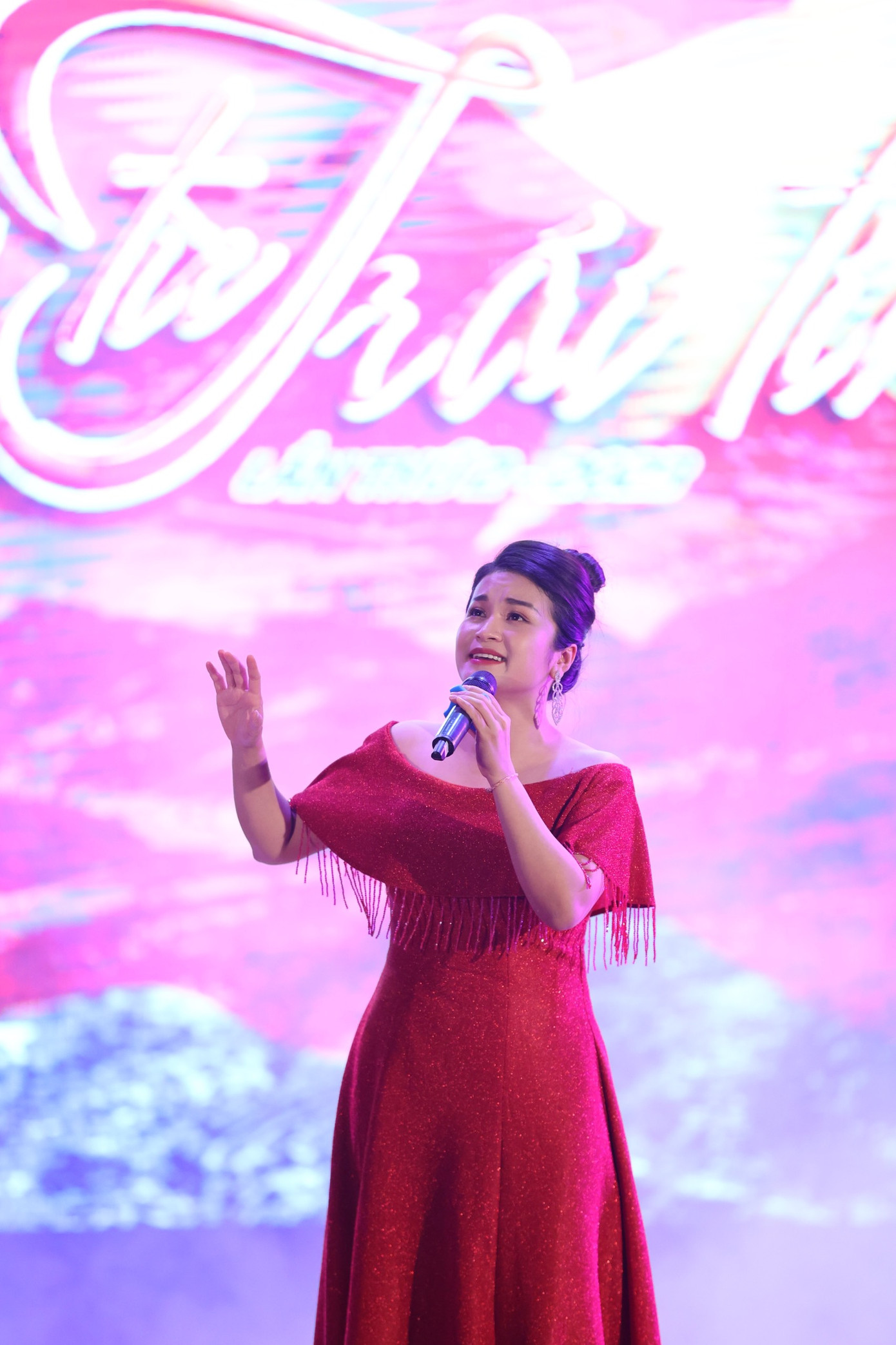 Những tiết mục văn nghệ trong Ánh lửa từ trái tim không chỉ đề cập đến những chiến công, sự hy sinh của những chàng trai, cô gái trong thời chiến mà còn là những thông điệp gửi đến thế hệ trẻ trong thời bình. Và ca khúc Tự nguyện của nhạc sĩ Trương Quốc Khánh dưới phần thể hiện của ca sĩ Đỗ Tố Hoa mang ý nghĩa như vậy. Đỗ Tố Hoa là Đại úy, giảng viên Đại học Văn hóa nghệ thuật quân đội.