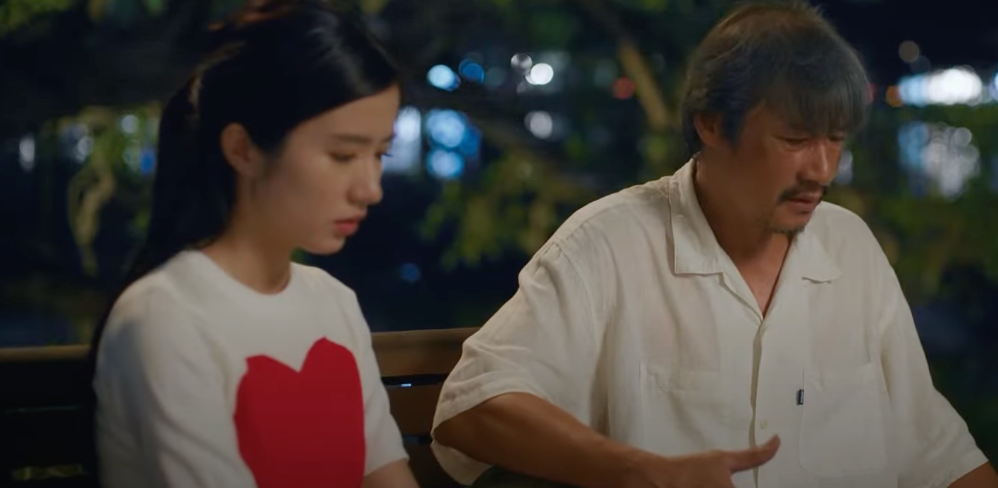 Thảo (Ngọc Huyền) giải thích lý do đi hát phòng trà cho bố (NSƯT Võ Hoài Nam). Ảnh: CMH. Thảo (Ngọc Huyền) giải thích lý do đi hát phòng trà cho bố (NSƯT Võ Hoài Nam). Ảnh: CMH.