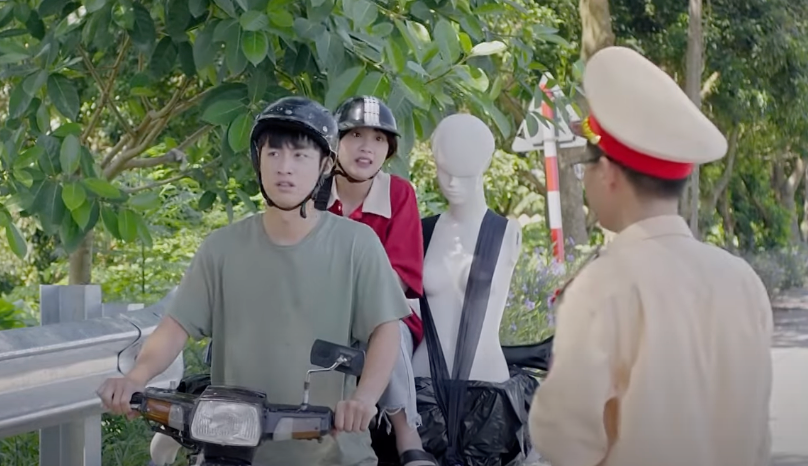 Hiếu (Duy Khánh) và Ninh (Thu Hà) tiếp tục bị cảnh sát giao thông "tuýt còi". Ảnh: CMH. Hiếu (Duy Khánh) và Ninh (Thu Hà) tiếp tục bị cảnh sát giao thông "tuýt còi". Ảnh: CMH.