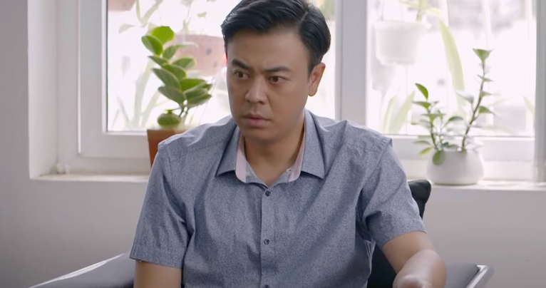 Nghĩa (Tuấn Tú) thất thần vì đầu tư thất bại. Ảnh: CMH. Nghĩa (Tuấn Tú) thất thần vì đầu tư thất bại. Ảnh: CMH.
