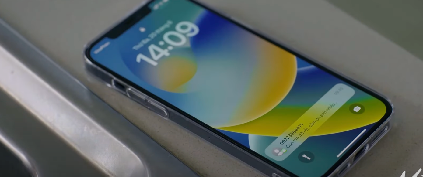 Quyên (Hương Giang) phát hiện tin nhắn lạ gửi đến điện thoại của chồng (Tuấn Tú). Ảnh: CMH. Quyên (Hương Giang) phát hiện tin nhắn lạ gửi đến điện thoại của chồng (Tuấn Tú). Ảnh: CMH.