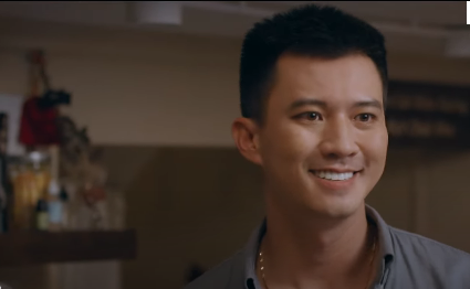 Quy (Hà Mạnh Dũng) xuất hiện và ngỏ đưa Ly (Thùy Anh) về nhà. Ảnh: CMH.