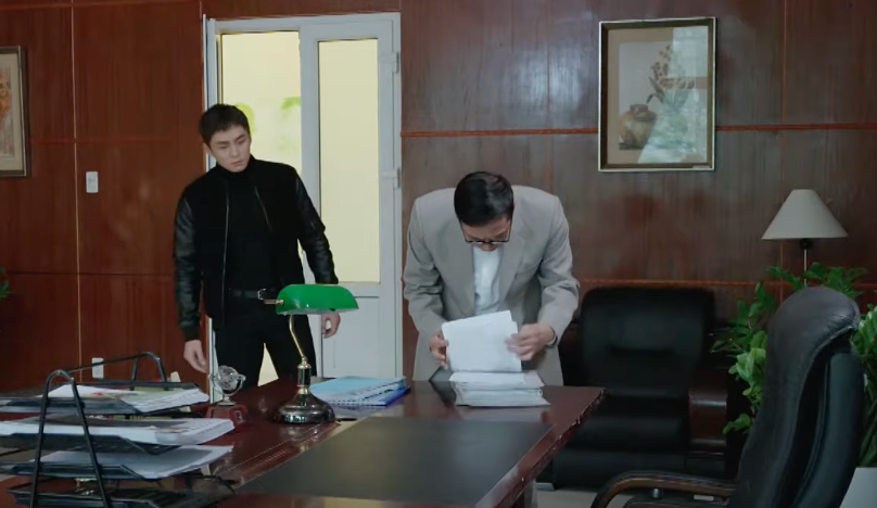 Gia An (Lãnh Thanh) nghi ngờ ông Kình (NSƯT Đỗ Kỷ) đang làm điều mờ ám. Ảnh: CMH. Gia An (Lãnh Thanh) nghi ngờ ông Kình (NSƯT Đỗ Kỷ) đang làm điều mờ ám. Ảnh: CMH.