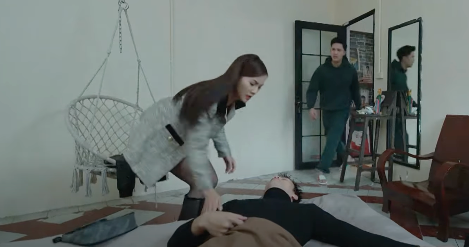 Mai Anh (Minh Thu) đến báo tin bà Lan (NSND Lê Khanh) mất tích. Ảnh: CMH. Mai Anh (Minh Thu) đến báo tin bà Lan (NSND Lê Khanh) mất tích. Ảnh: CMH.