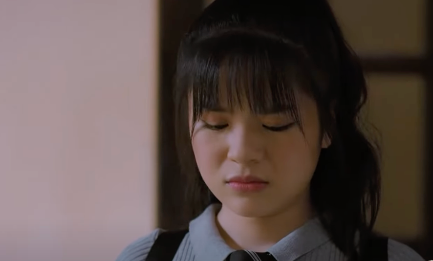 Nga (Hà Đan) phát hiện người yêu không ổn. Ảnh: CMH.