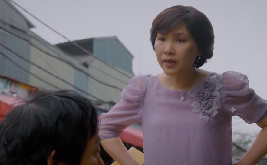 Bà Hòa (Anh Thơ) ám chỉ Thạch (Việt Hoàng) &quot;đào mỏ&quot;. Ảnh: CMH.