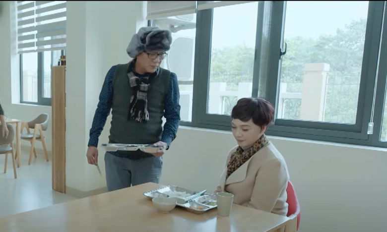 Ông Sang (NSND Trọng Trinh) phàn nàn với bà Lan (NSND Lê Khanh) về chất lượng bữa ăn. Ảnh: CMH. Ông Sang (NSND Trọng Trinh) phàn nàn với bà Lan (NSND Lê Khanh) về chất lượng bữa ăn. Ảnh: CMH.