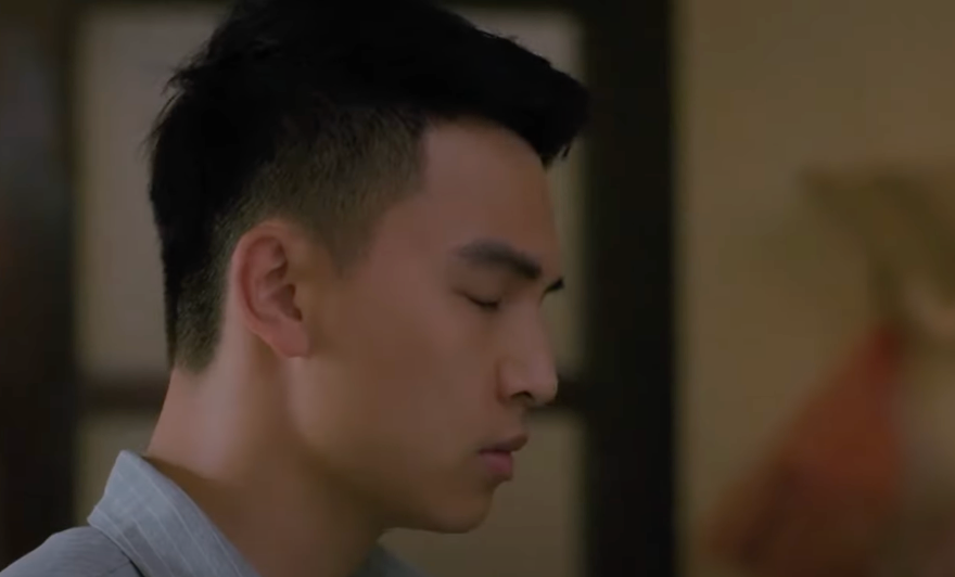 Thạch (Việt Hoàng) liên tục bị siết nợ. Ảnh: CMH.