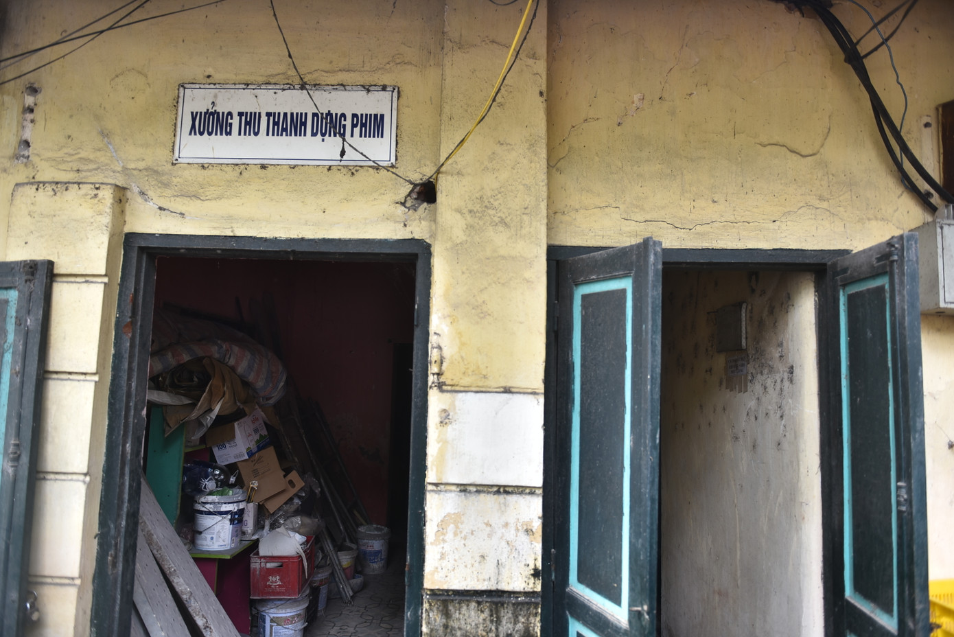 Hãng phim không hoạt động, nhiều nghệ sĩ, cán bộ nhân viên phải bán bia, chở hàng để cải thiện thu nhập.