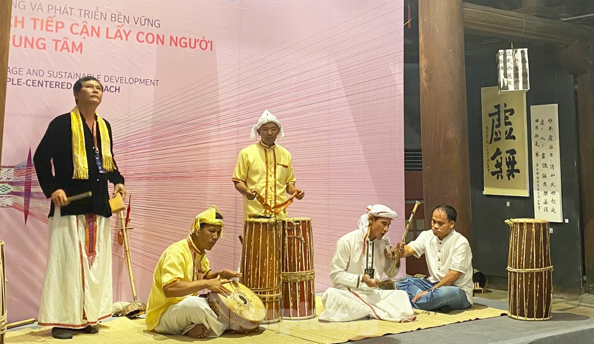 Các nghệ nhân tái hiện lại những giai điệu quen thuộc của người Chăm.