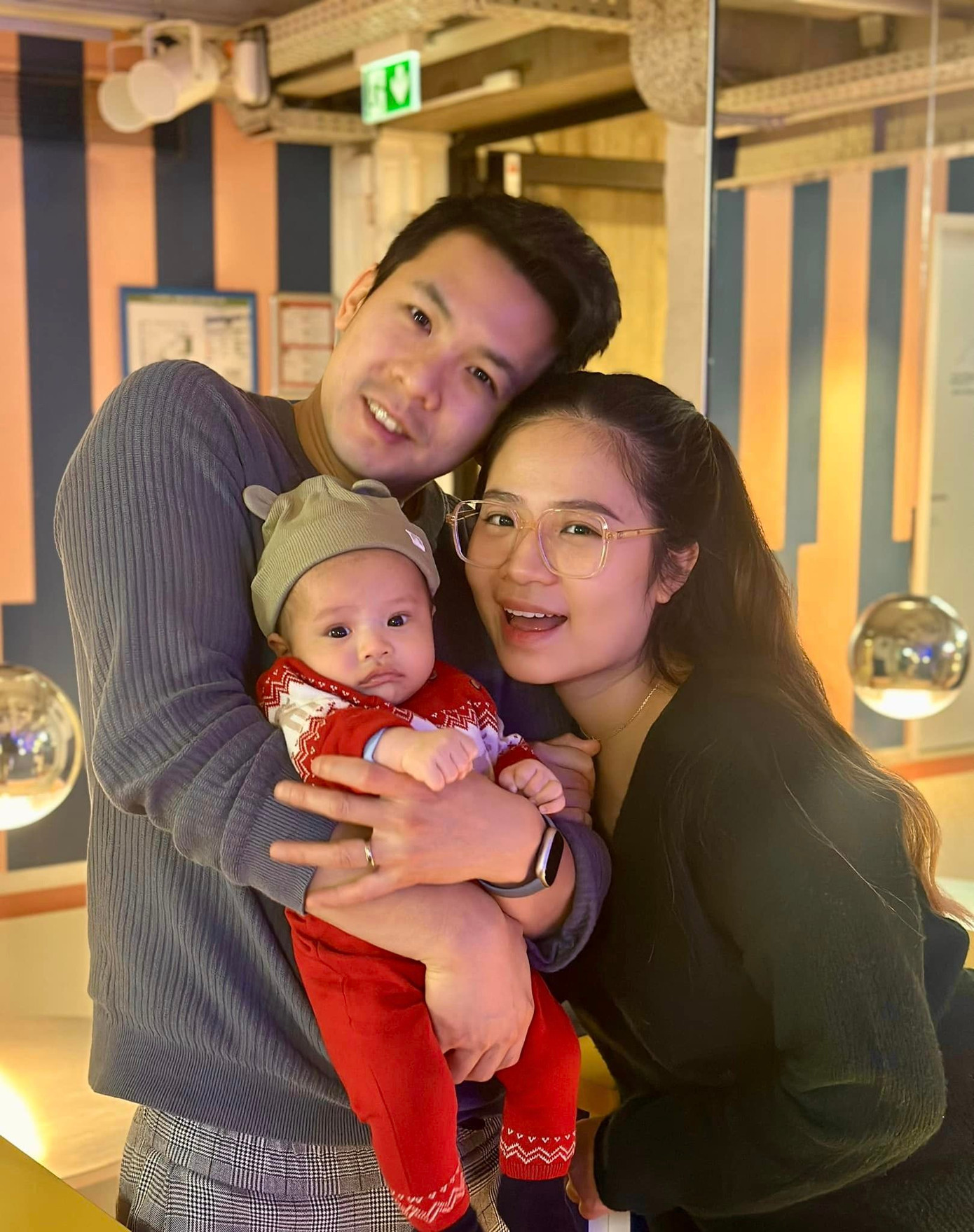 Nguyệt Hằng hào hứng chia sẻ hình ảnh quây quần bên gia đình con gái cả lên mạng xã hội. Nguyệt Hằng hào hứng chia sẻ hình ảnh quây quần bên gia đình con gái cả lên mạng xã hội.