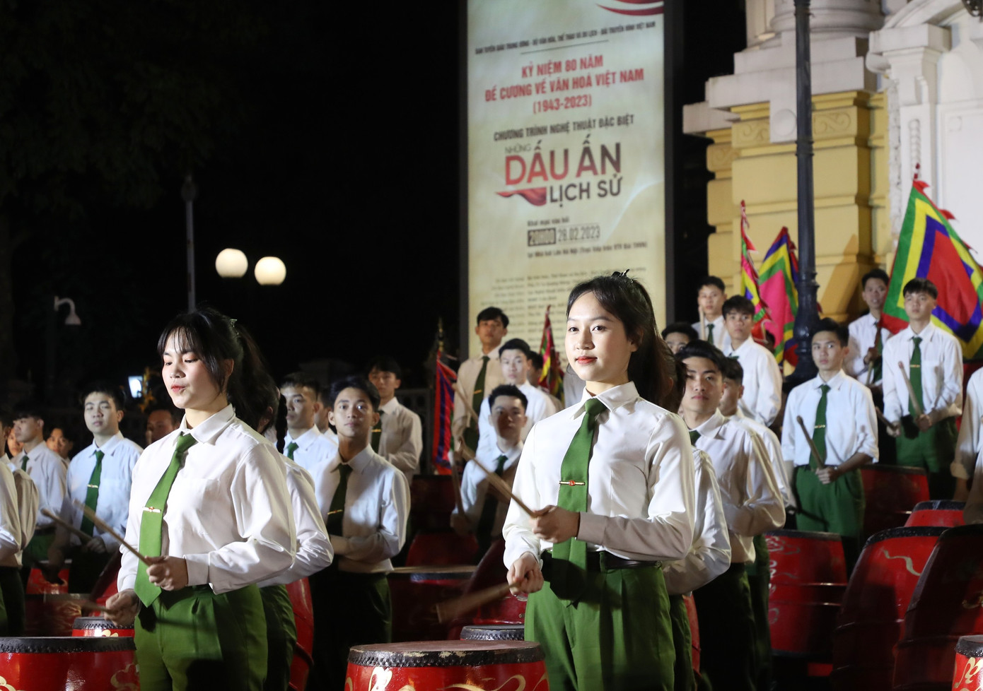 Đoàn Nghệ thuật Trống hội của Học viện Cảnh sát Nhân dân biểu diễn chào mừng các đại biểu trước giờ khai mạc chương trình nghệ thuật. Ảnh: NHẬT MINH.