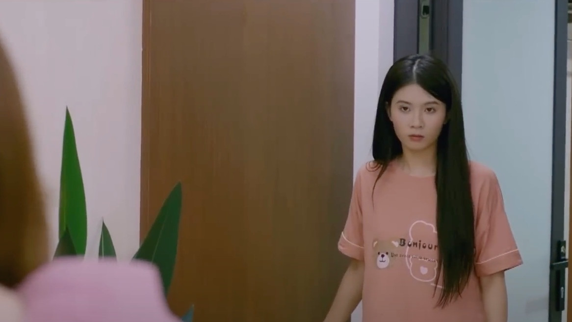 Diệu Anh (Hàn Trang) phát hiện người yêu cùng bạn thân khác giới bước ra từ một phòng tắm. Ảnh: CMH. Diệu Anh (Hàn Trang) phát hiện người yêu cùng bạn thân khác giới bước ra từ một phòng tắm. Ảnh: CMH.