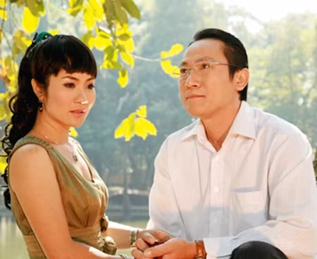 Nguyệt Hằng và NSƯT Hoàng Hải trong phim Vệt nắng cuối trời.