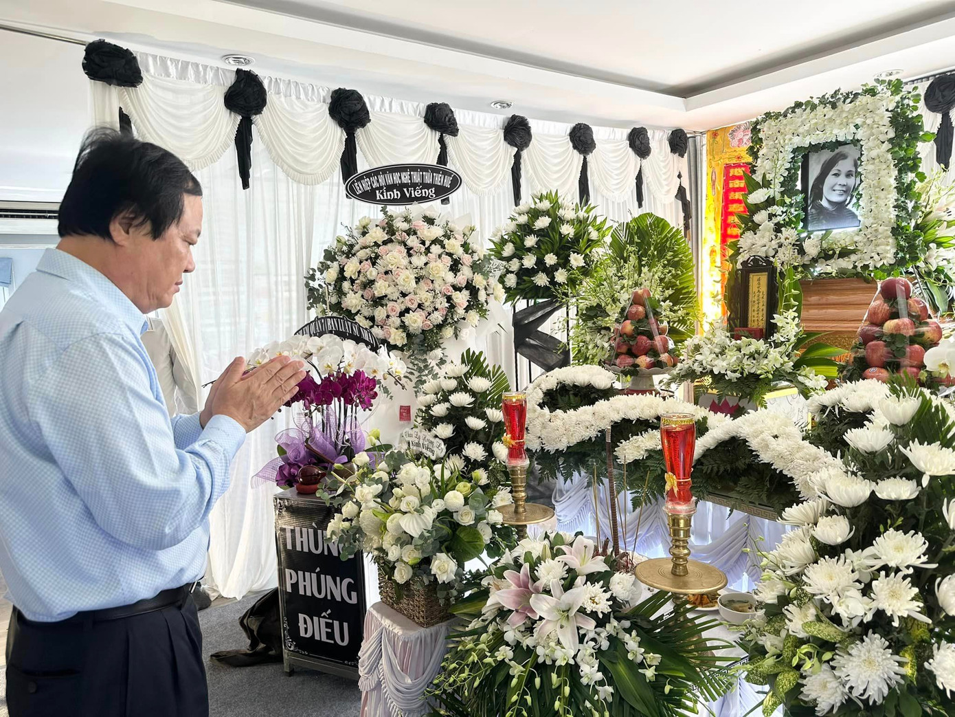 Nhà thơ Trần Chấn Uy nói lời tiễn biệt "chị Dạ" về nơi an nghỉ cuối cùng.