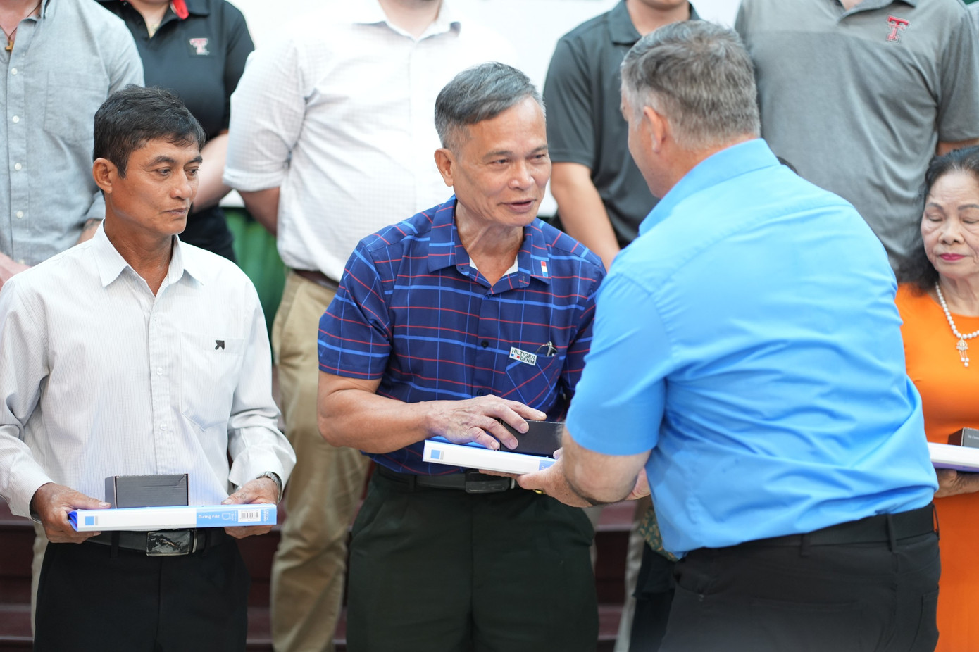 Đại diện các gia đình liệt sĩ xúc động khi được tiếp nhận những di sản này. “Vô cùng cảm ơn BTC cho chúng tôi cơ hội nhìn lại những dòng nhật ký của anh trai tôi”, thân nhân gia đình liệt sĩ Phan Đình Điều (đến từ Hải Dương) nói. Ảnh: Trọng Quân. Đại diện các gia đình liệt sĩ xúc động khi được tiếp nhận những di sản này. “Vô cùng cảm ơn BTC cho chúng tôi cơ hội nhìn lại những dòng nhật ký của anh trai tôi”, thân nhân gia đình liệt sĩ Phan Đình Điều (đến từ Hải Dương) nói. Ảnh: Trọng Quân.