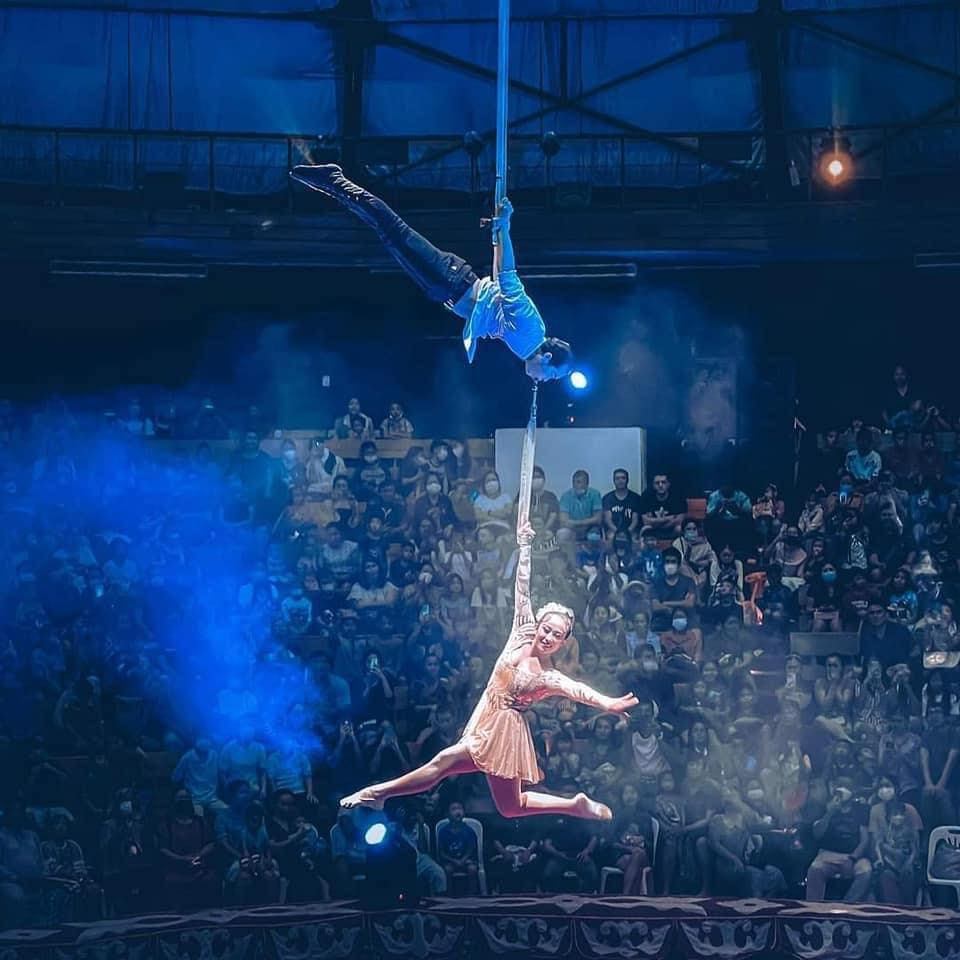 Những màn biểu diễn xiếc trên không luôn tiềm ẩn nguy hiểm.