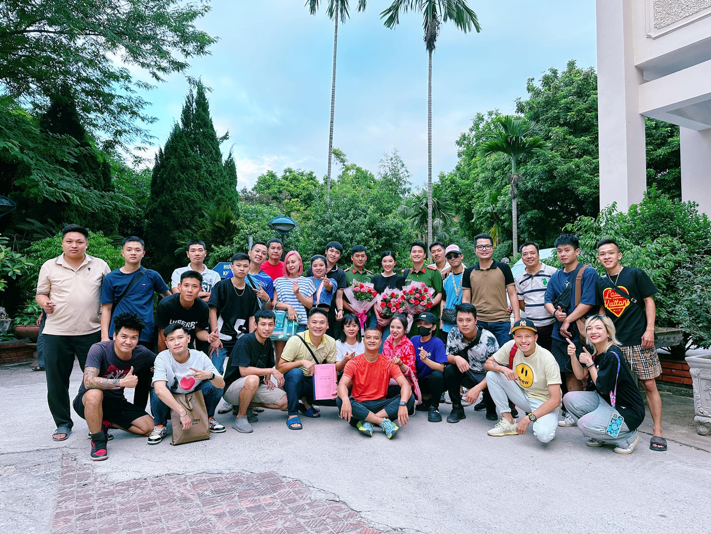 Đoàn làm phim Biệt dược đen chính thức đóng máy sau gần 5 tháng khởi quay. Đoàn làm phim Biệt dược đen chính thức đóng máy sau gần 5 tháng khởi quay.