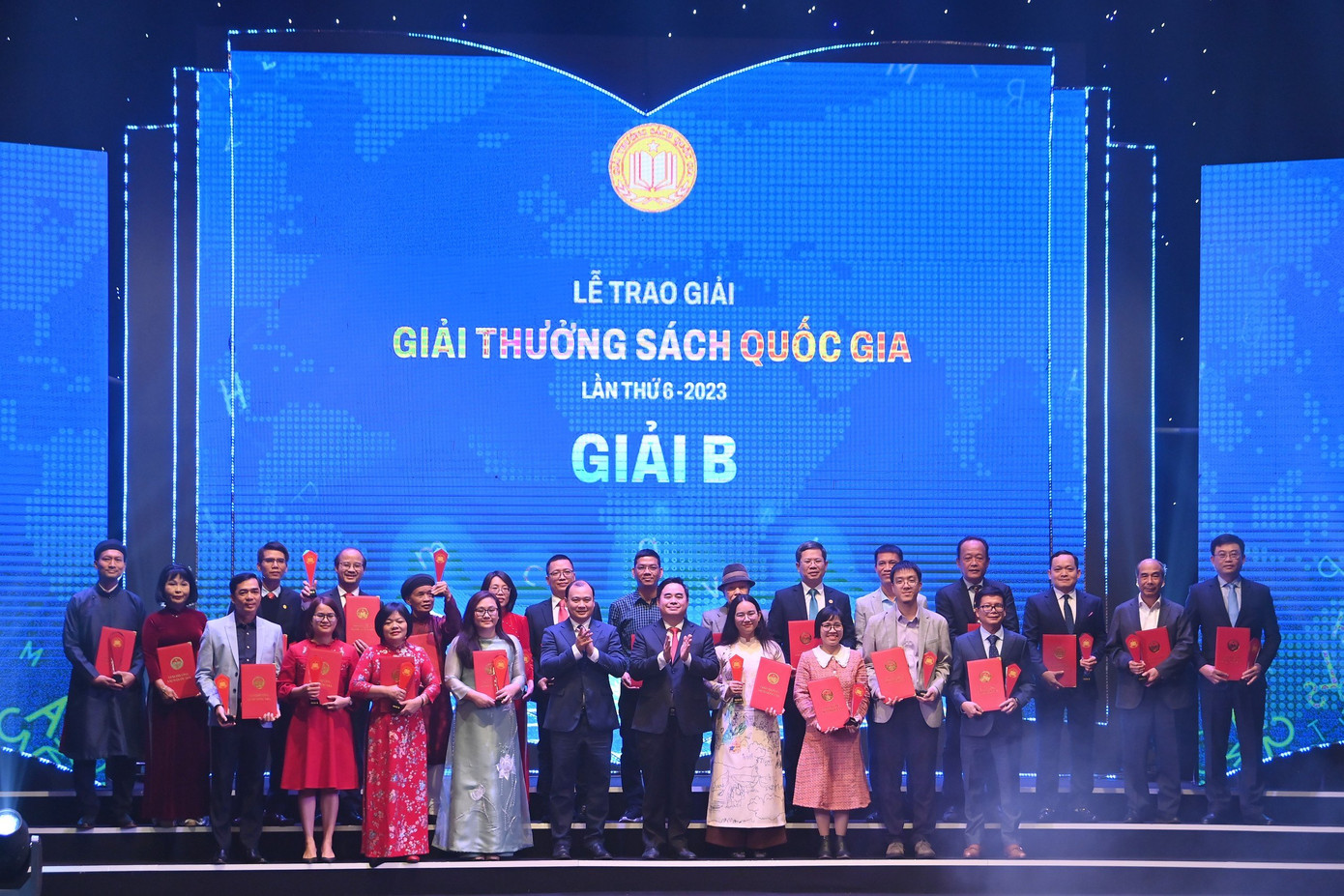 Hội đồng chấm giải quyết định trao 10 Giải B tại lễ trao giải Sách Quốc gia lần thứ 6. Ảnh: Việt Linh. Hội đồng chấm giải quyết định trao 10 Giải B tại lễ trao giải Sách Quốc gia lần thứ 6. Ảnh: Việt Linh.