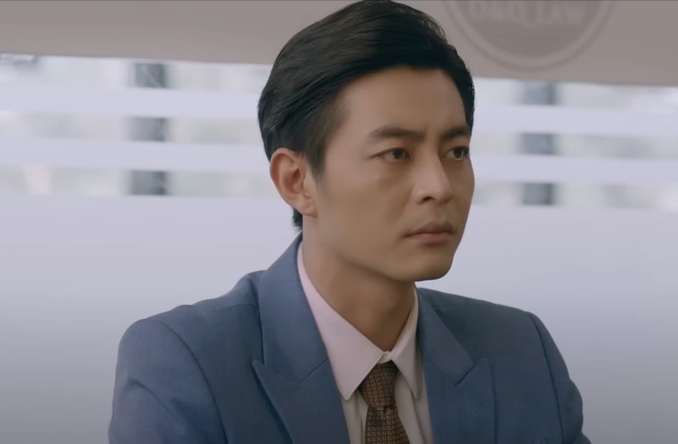 Quân (Quốc Huy) tìm hiểu lý do các công ty mà anh từng hợp tác ở trong Nam muốn hợp tác với công ty luật D&Q. Ảnh: CMH. Quân (Quốc Huy) tìm hiểu lý do các công ty mà anh từng hợp tác ở trong Nam muốn hợp tác với công ty luật D&Q. Ảnh: CMH.