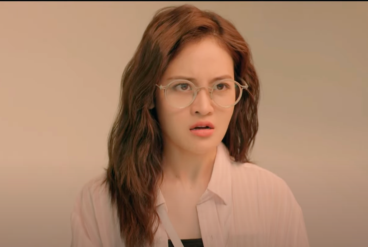 Trong vòng 3 năm đi làm Ly (Thùy Anh) liên tục nhảy việc ở 10 công ty với những lý do khó hiểu. Ảnh: CMH.