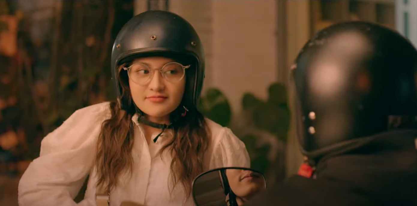 Ly (Thùy Anh) quên chìa khoá nhà và phải nhờ Tú (Đình Tú) gọi mẹ mở cửa. Ảnh: CMH. Ly (Thùy Anh) quên chìa khoá nhà và phải nhờ Tú (Đình Tú) gọi mẹ mở cửa. Ảnh: CMH.