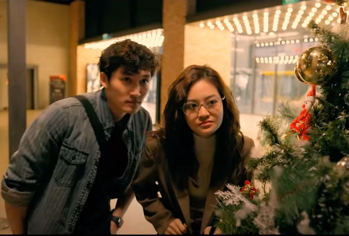 Ly (Thùy Anh) phát hiện ra sếp là kẻ "bắt cá hai tay". Ảnh: CMH.