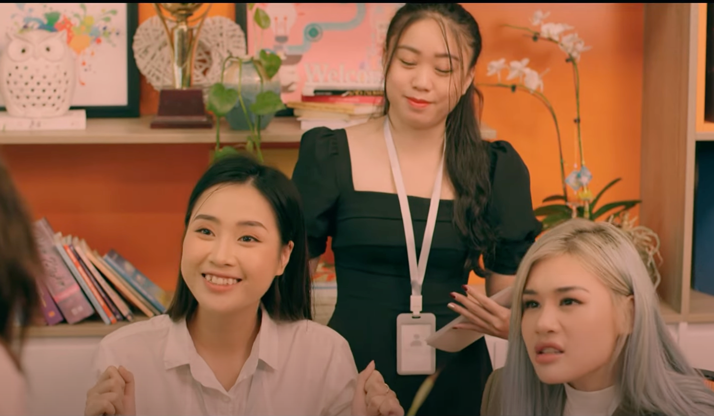 Đồng nghiệp của Ly (Thùy Anh) vui mừng vì công ty trúng gói thầu gói truyền thông cho tập đoàn lớn. Ảnh: CMH. Đồng nghiệp của Ly (Thùy Anh) vui mừng vì công ty trúng gói thầu gói truyền thông cho tập đoàn lớn. Ảnh: CMH.