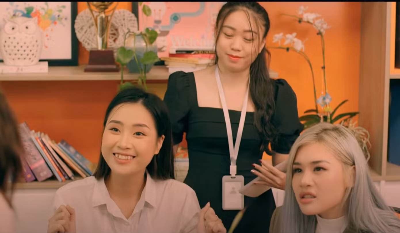 Đồng nghiệp của Ly (Thùy Anh) vui mừng vì công ty trúng gói thầu gói truyền thông cho tập đoàn lớn. Ảnh: CMH.