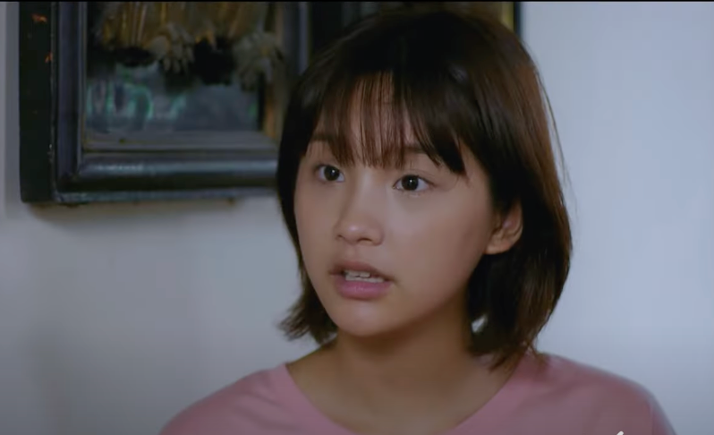 Ninh (Thu Hà) xin bà Thản (Thanh Tú) lên Hà Nội học may. Ảnh: CMH.