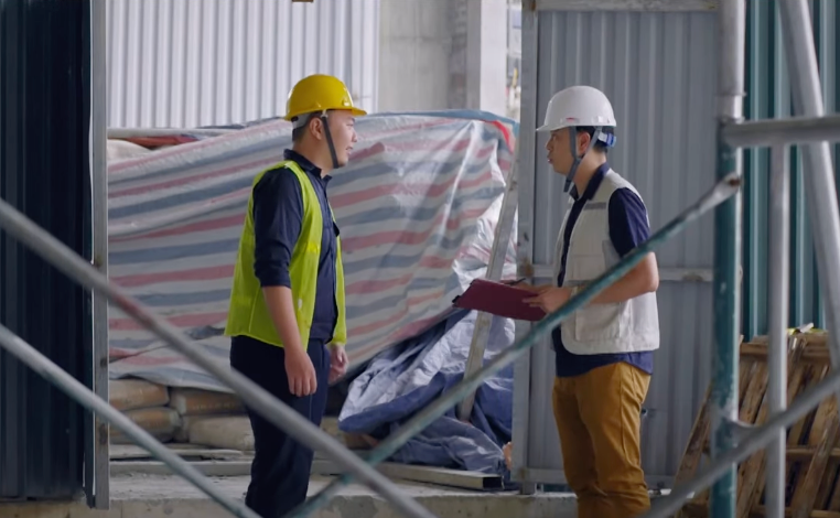 Nghĩa (Tuấn Tú) phát hiện nhà cung cấp hoán đổi vật liệu xây dựng. Ảnh: CMH.