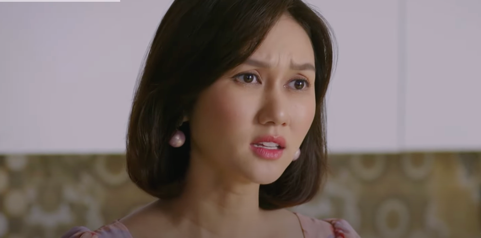 Quyên (Hương Giang) không vui vì mẹ luôn ác cảm với nhà chồng. Ảnh: CMH.