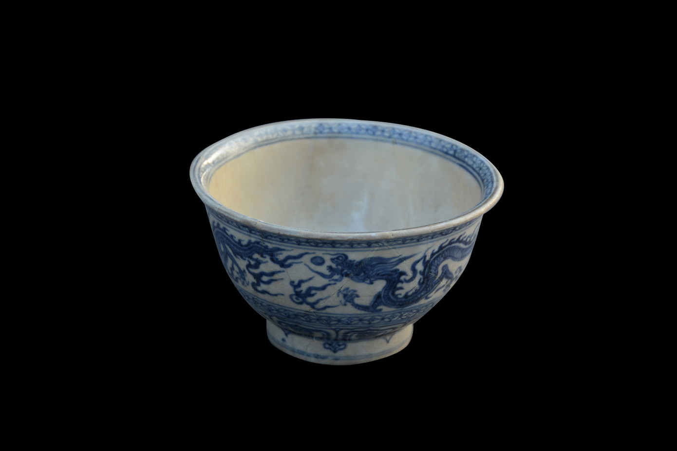 Đồ án hoa liên tiền hay còn được gọi là hoa chanh được xếp thành một băng chạy dài dùng để trang trí ở cả mặt trong và mặt ngoài của mép miệng bát. Đồ án hoa liên tiền hay còn được gọi là hoa chanh được xếp thành một băng chạy dài dùng để trang trí ở cả mặt trong và mặt ngoài của mép miệng bát.