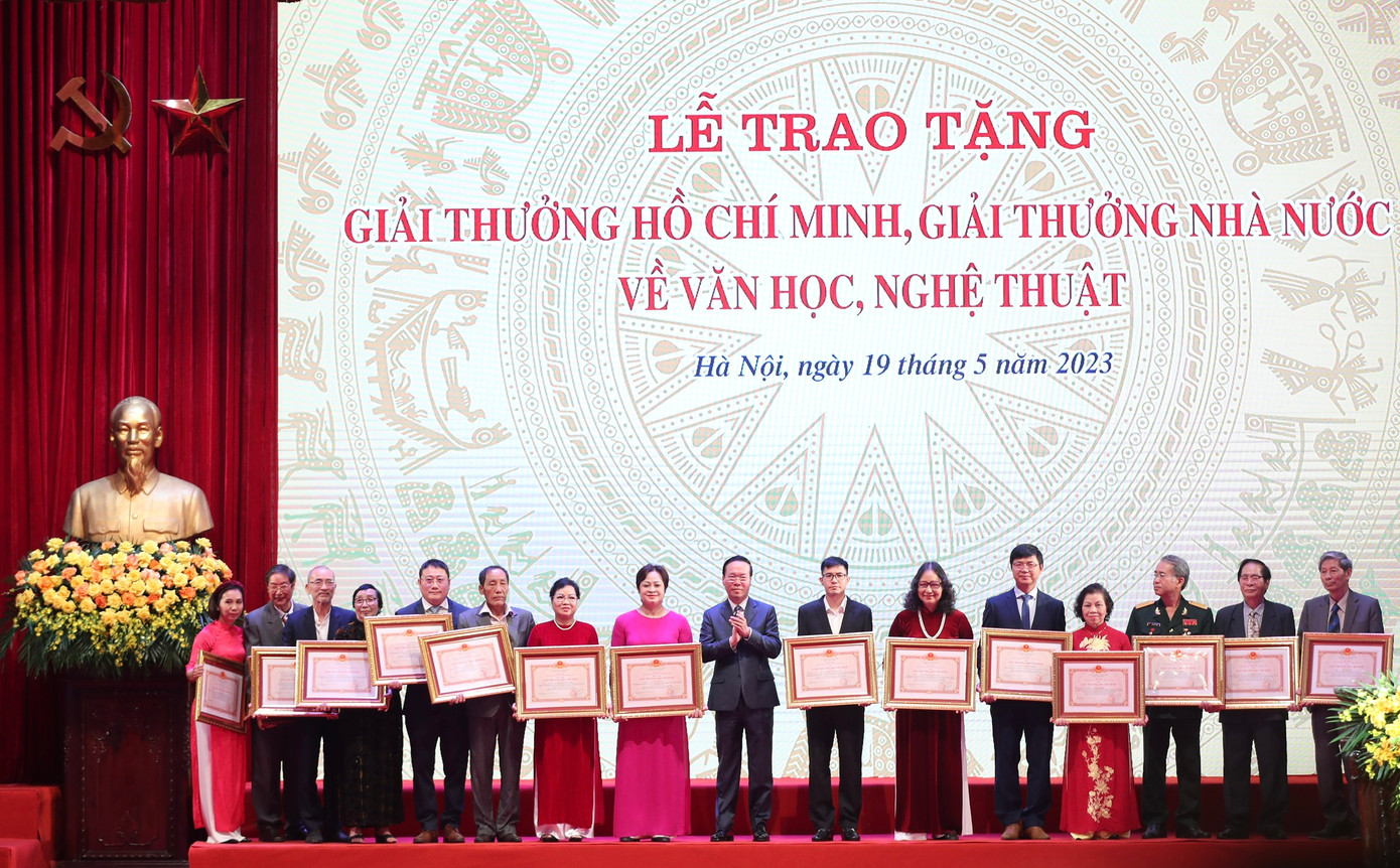 Chủ tịch nước Võ Văn Thưởng trao Giải thưởng Hồ Chí Minh cho 16 tác giả, thân nhân của các tác giả. Danh sách trao tặng Giải thưởng Hồ Chí Minh có nghệ sĩ nhiếp ảnh Chu Chí Thành, Võ An Khánh, nhạc sĩ Hồng Đăng, NSND Đặng Hùng, NSND Ứng Duy Thịnh... Danh sách truy tặng Giải thưởng Hồ Chí Minh có nhạc sĩ Văn Ký, họa sĩ Bùi Trang Chước, nhà văn Bùi Hiển, nhà thơ Hoàng Trung Thông, nhà văn Nguyễn Xuân Đức... Ảnh: Nhật Minh.