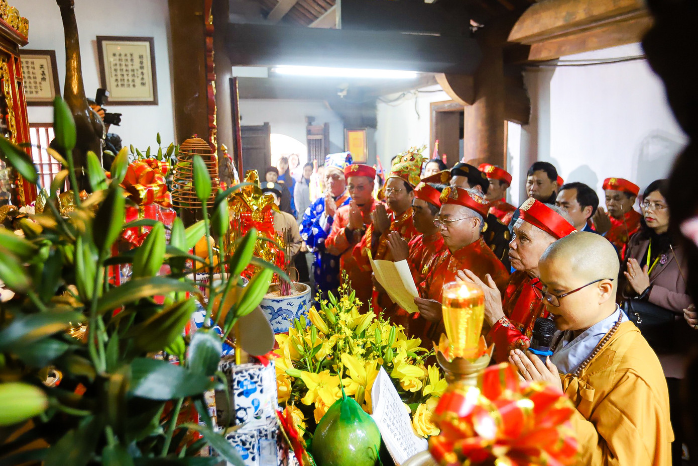 Ngày 5/2 (tức ngày 15 tháng Giêng) từ 2h thực hiện lễ hồi Kiệu ấn, từ 5h tổ chức phát ấn cho nhân dân và du khách thập phương tại 4 điểm gồm 3 nhà Giải Vũ và nhà trưng bày Đền Trùng Hoa. Ngày 6/2 (tức ngày 16 tháng Giêng) tổ chức tế, lễ tiết Thượng nguyên, tế tiên tổ Vương triều Trần và thực hiện lễ dâng chúc văn hoàn cung. Ảnh: TRỌNG TÀI. Ngày 5/2 (tức ngày 15 tháng Giêng) từ 2h thực hiện lễ hồi Kiệu ấn, từ 5h tổ chức phát ấn cho nhân dân và du khách thập phương tại 4 điểm gồm 3 nhà Giải Vũ và nhà trưng bày Đền Trùng Hoa. Ngày 6/2 (tức ngày 16 tháng Giêng) tổ chức tế, lễ tiết Thượng nguyên, tế tiên tổ Vương triều Trần và thực hiện lễ dâng chúc văn hoàn cung. Ảnh: TRỌNG TÀI.