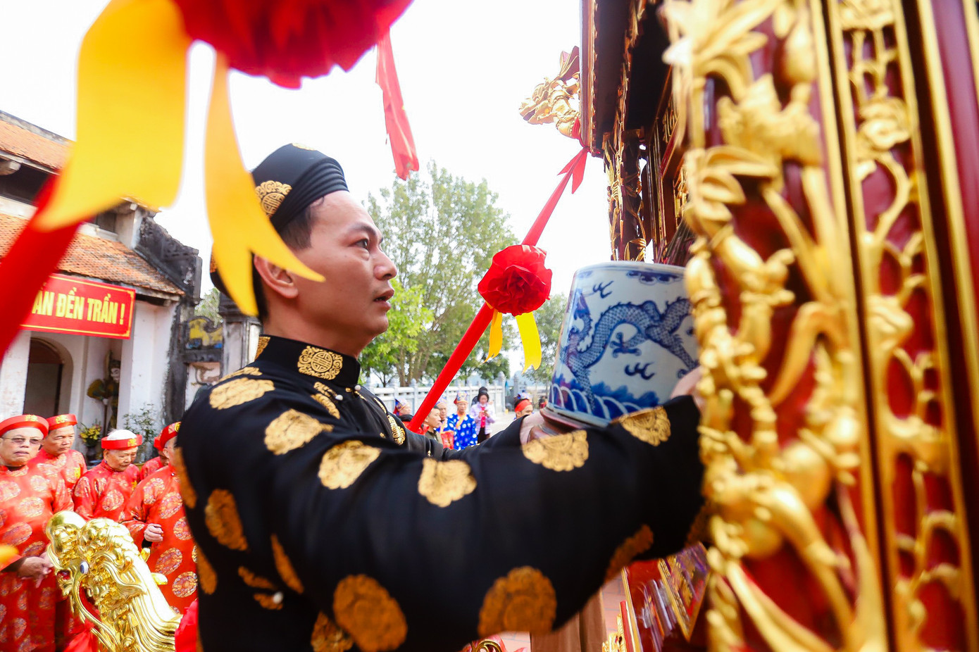 Ông thủ từ đền Trần vào thượng điện chùa Tháp - nơi thờ đức vua Trần Nhân Tông - làm lễ xin rước bát hương ra kiệu để về đền Thiên Trường nhằm bái tổ, tri ân công đức của các bậc tiền nhân. Ảnh: TRỌNG TÀI. Ông thủ từ đền Trần vào thượng điện chùa Tháp - nơi thờ đức vua Trần Nhân Tông - làm lễ xin rước bát hương ra kiệu để về đền Thiên Trường nhằm bái tổ, tri ân công đức của các bậc tiền nhân. Ảnh: TRỌNG TÀI.