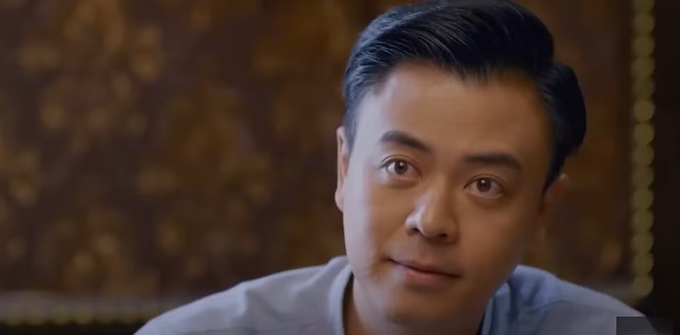 Nghĩa (Tuấn Tú) bất ngờ khi thấy người sẽ phục vụ tiết mục văn nghệ cho anh và đối tác. Ảnh: CMH.