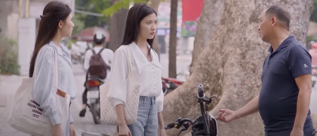 Thảo (Ngọc Huyền) bị một người đàn ông đe doạ. Ảnh: CMH. Thảo (Ngọc Huyền) bị một người đàn ông đe doạ. Ảnh: CMH.