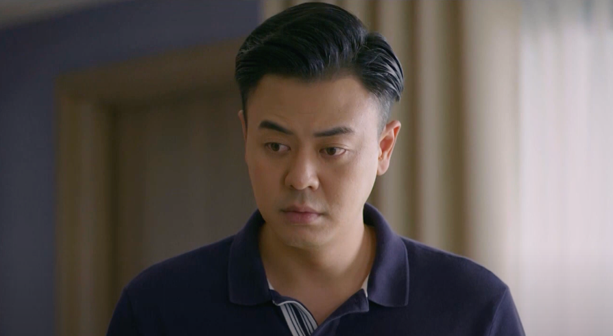 Nghĩa (Tuấn Tú) muốn lấy sổ tiền kiệm để đầu tư, nhưng cuốn sổ đó đang thuộc về bà Thủy (NSND Minh Hòa). Ảnh: CMH. Nghĩa (Tuấn Tú) muốn lấy sổ tiền kiệm để đầu tư, nhưng cuốn sổ đó đang thuộc về bà Thủy (NSND Minh Hòa). Ảnh: CMH.