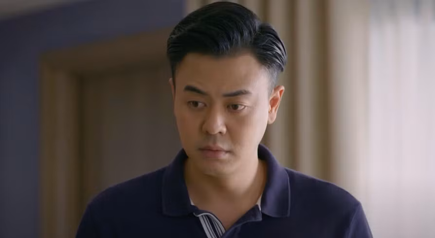 Nghĩa (Tuấn Tú) muốn lấy sổ tiền kiệm để đầu tư, nhưng cuốn sổ đó đang thuộc về bà Thủy (NSND Minh Hòa). Ảnh: CMH.