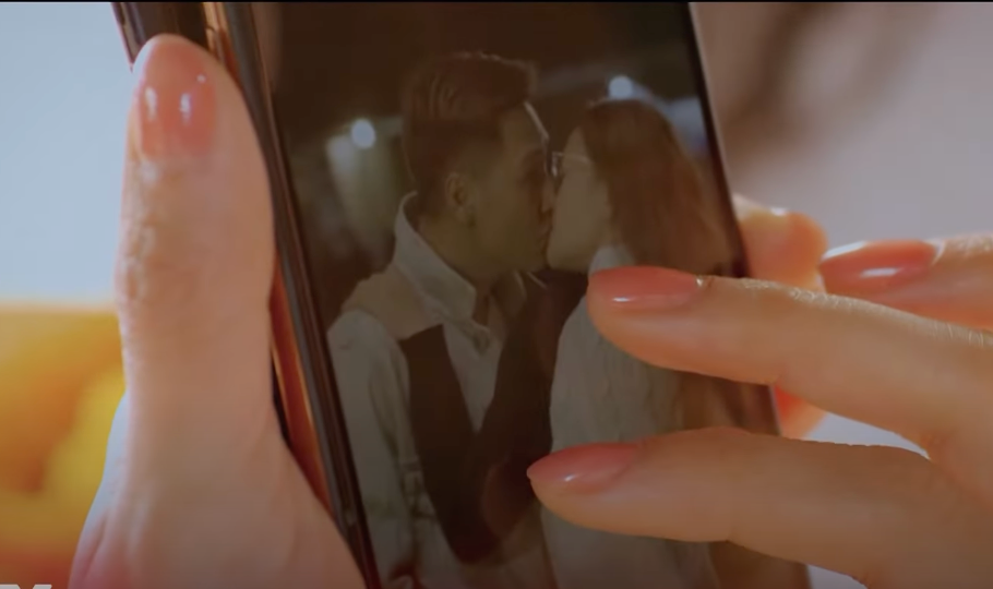 Ly (Thùy Anh) cưỡng hôn Quy (Mạnh Trường) trong cơn say. Ảnh: CMH. Ly (Thùy Anh) cưỡng hôn Quy (Mạnh Trường) trong cơn say. Ảnh: CMH.